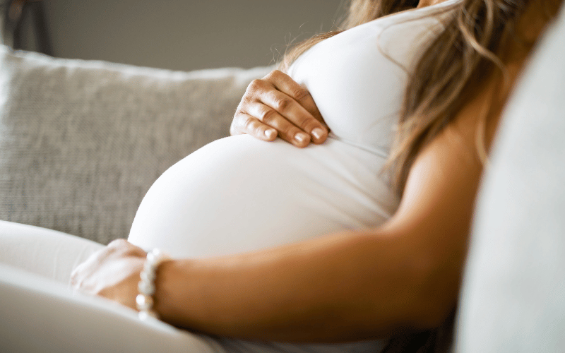 Les droits des femmes enceintes en Israël - Protection légale et congé maternité