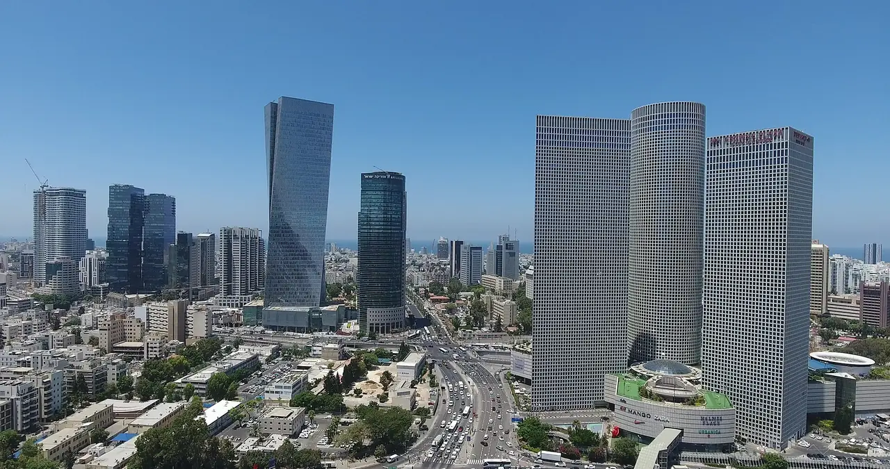 Les tours Azrieli, la tour Azrieli Sarona et le quartier d'affaires de Tel-Aviv vus du ciel
